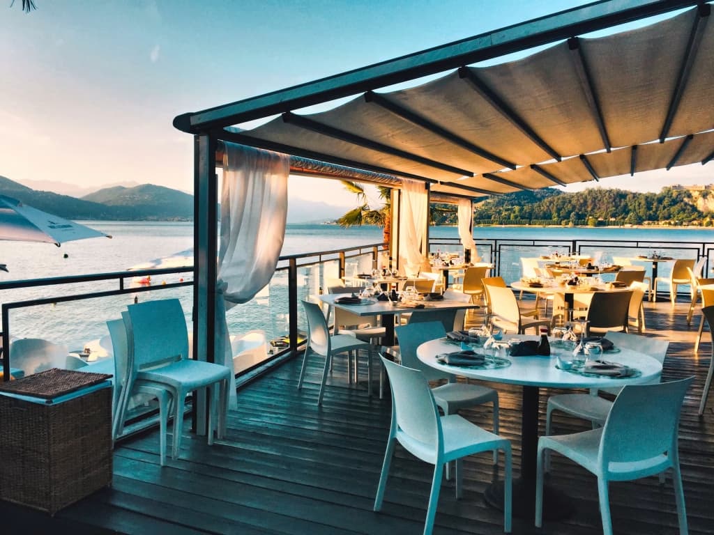 Catering furniture: durability and professional standards
