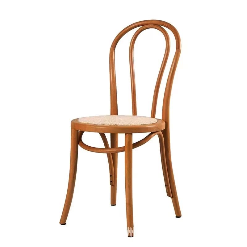 Chaise de madera curvada con asiento de ratán