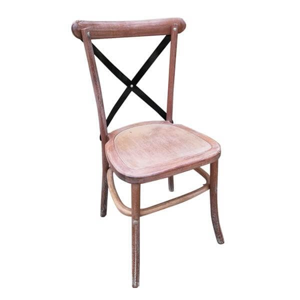 Chaise cruzada con respaldo de metal