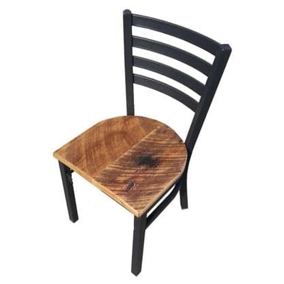 Sillas industriales con respaldo tipo escalera y asiento de madera reciclada