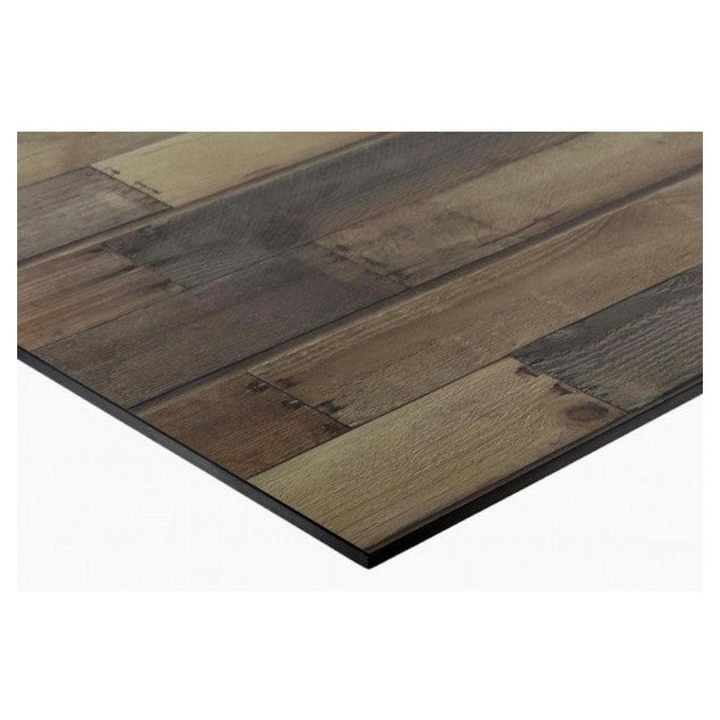 Mesa de exterior con tablero HPL acabado en madera a la deriva.