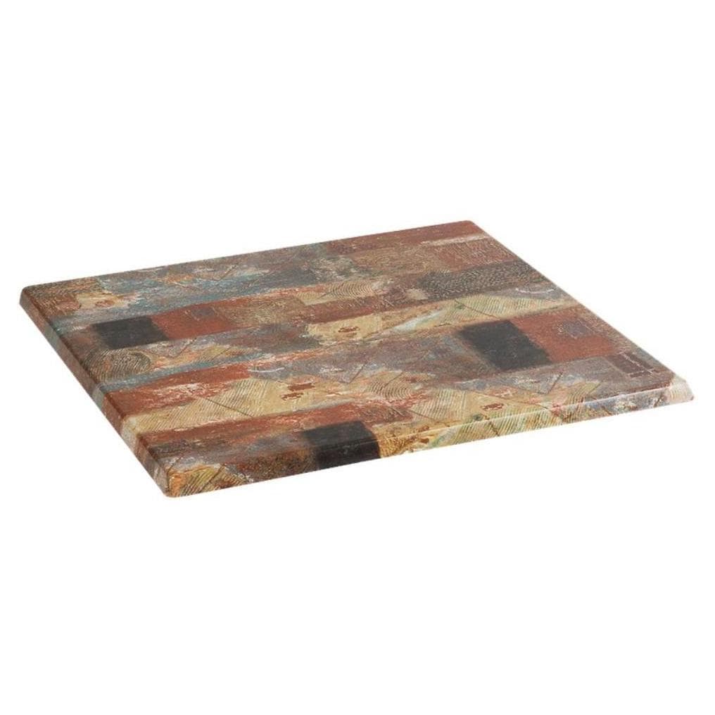 Mesa de exterior de compresión moldeada con laminado de efecto mármol en tonos naturales.
