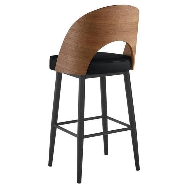 Taburete de bar interior de metal con respaldo de madera curvada y asiento negro acolchado.