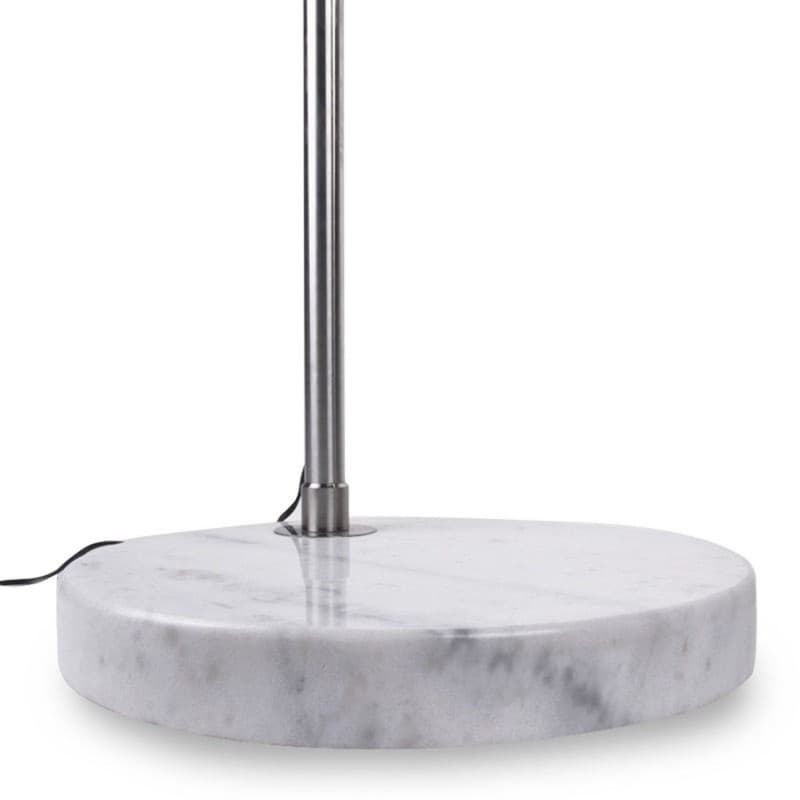 Lámpara de pie ARTIS con estructura cromada y base de mármol blanco.