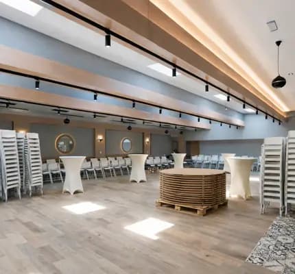 Organiser un événement professionnel : le guide du mobilier pour salons, conférences et cocktails